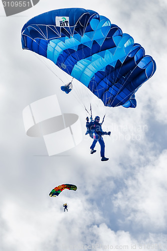 Image of Paratrooper man descends