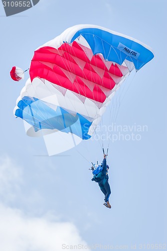 Image of Paratrooper woman descends