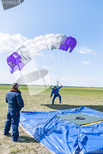 Image of Parachutist missed by landing point