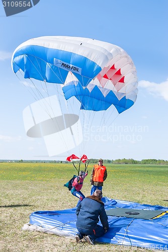 Image of Parachutist woman missed by landing point