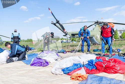 Image of Preparations of parachutists for a new jump