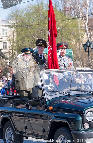 Image of Veterans of World War 2 salute from SUV on parade