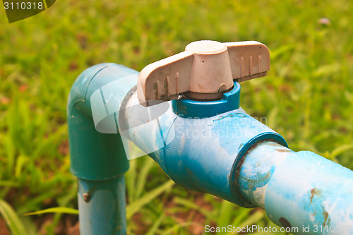 Image of old and rusty faucet 