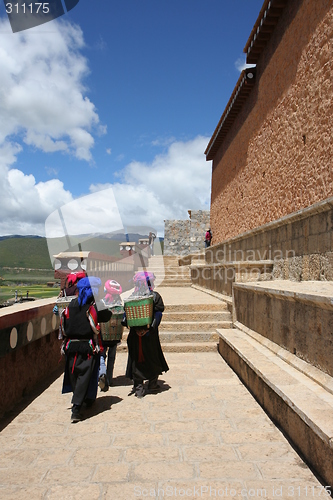 Image of Tibetan female pilgrims