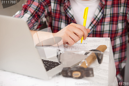 Image of foreman hands with pen