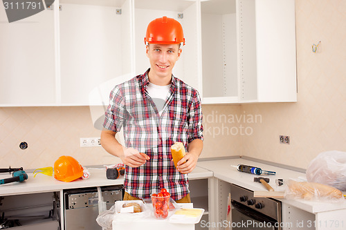 Image of repairman dines