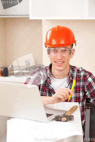 Image of worker learns online