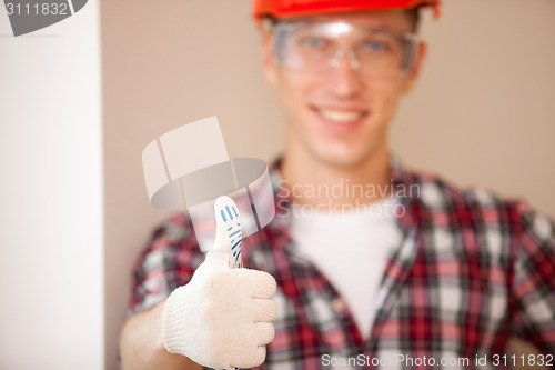 Image of builder giving a thumbs up