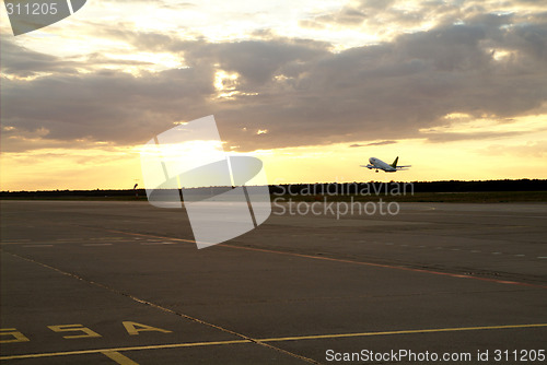 Image of airplane setting of the sun