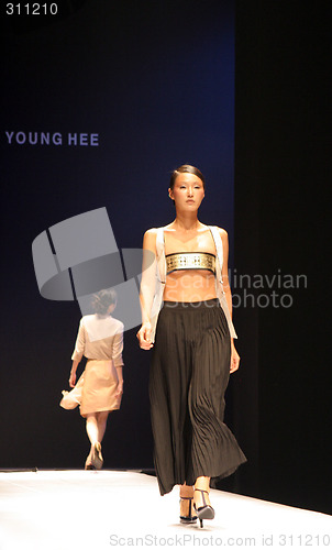 Image of Model walking the catwalk at Seoul Collection (Fashion Week) 08