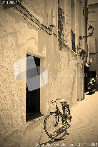 Image of bicycle at a white wall