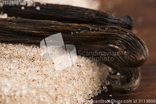 Image of vanilla sugar and vanilla beans