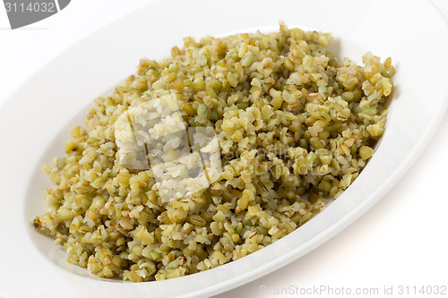 Image of boiled freekeh grains angled