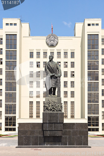 Image of Monument to Lenin in front of government house in Minsk