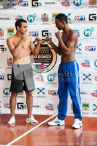 Image of Demonstration weighing boxers