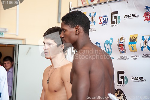 Image of Demonstration weighing boxers