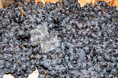 Image of Selling grapes on the market