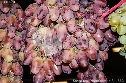 Image of Selling grapes on the market