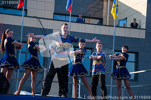 Image of Young people perform folk dance