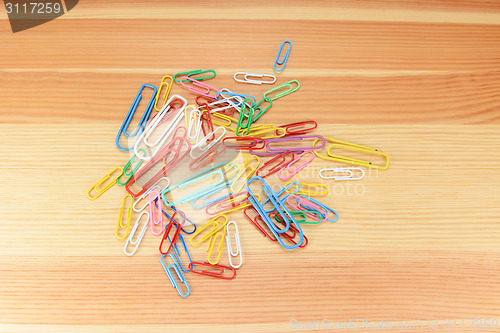 Image of Large and small coloured paper clips 