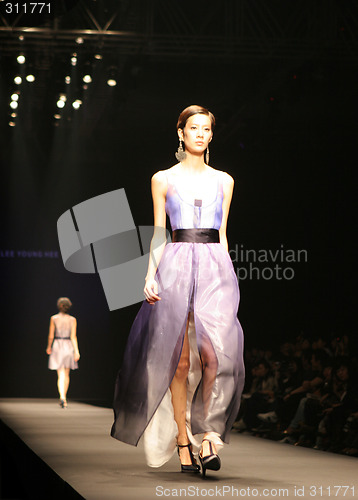 Image of Model walking the catwalk at Seoul Collection (Fashion Week) 08