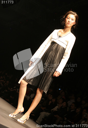 Image of Model walking the catwalk at Seoul Collection (Fashion Week) 08