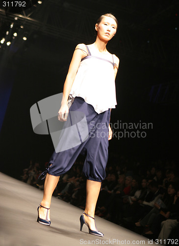 Image of Model walking the catwalk at Seoul Collection (Fashion Week) 08