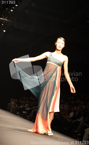 Image of Model walking the catwalk at Seoul Collection (Fashion Week) 08