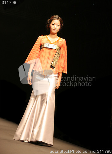 Image of Model walking the catwalk at Seoul Collection (Fashion Week) 08