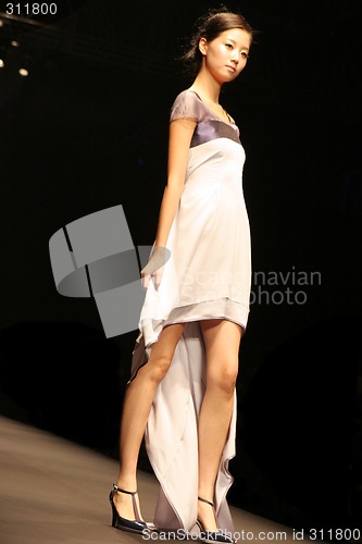 Image of Model walking the catwalk at Seoul Collection (Fashion Week) 08
