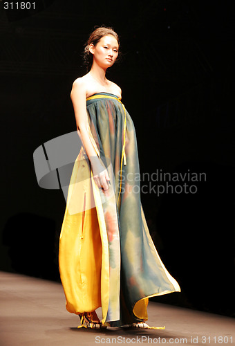 Image of Model walking the catwalk at Seoul Collection (Fashion Week) 08