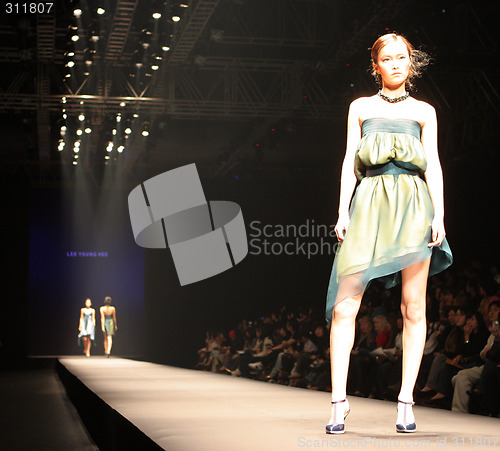 Image of Model walking the catwalk at Seoul Collection (Fashion Week) 08