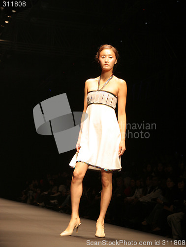 Image of Model walking the catwalk at Seoul Collection (Fashion Week) 08