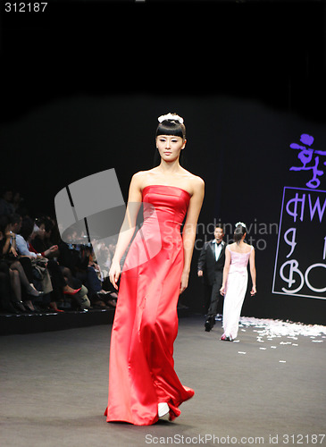 Image of Wedding dress model walking the catwalk at Seoul Collection (Fas
