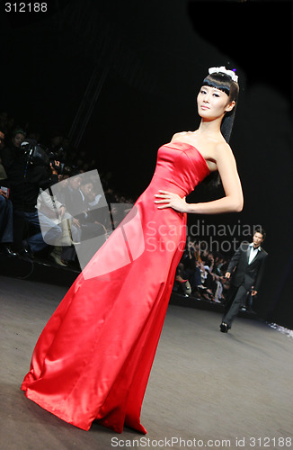 Image of Model walking the catwalk at Seoul Collection (Fashion Week) 08