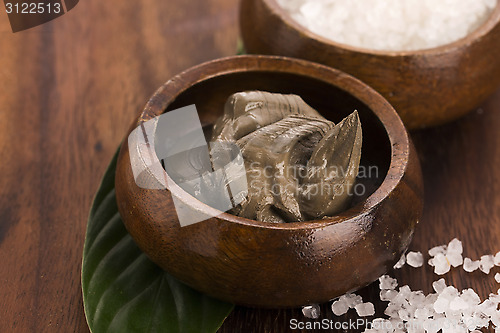 Image of Dead Sea mud and salt in a bowl