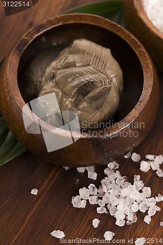 Image of Dead Sea mud and salt in a bowl