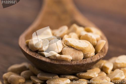 Image of broad bean dry on wooden table