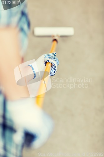 Image of man colouring the wall with roller