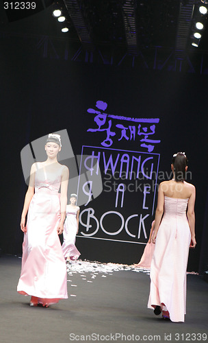 Image of Wedding dress model walking the catwalk at Seoul Collection (Fas