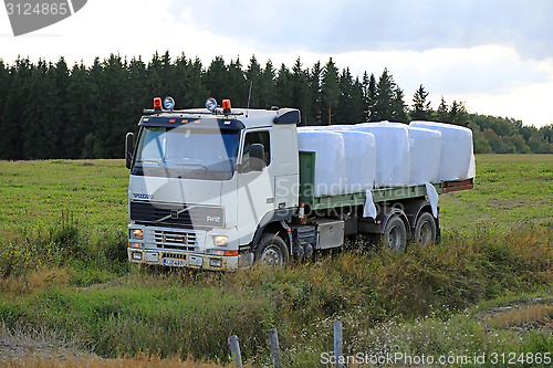 Image of Flatbed Volvo FH12 Transports Silage Bales