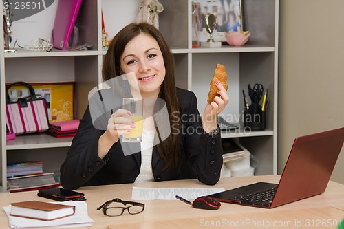 Image of The girl at the desk with a meal