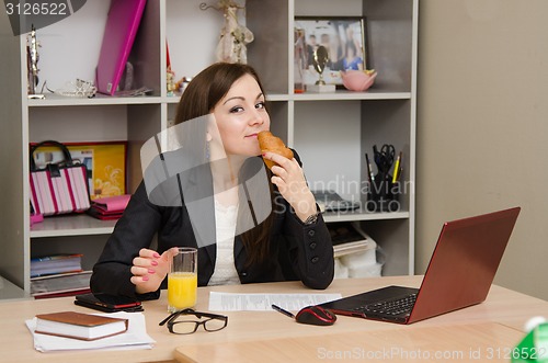 Image of Girl in the office at lunchtime