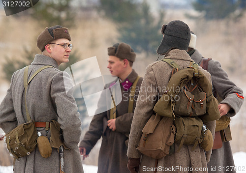 Image of Russian soldiers talking