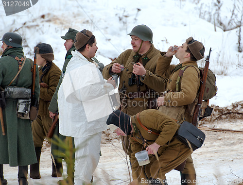 Image of Soviet soldiers drinks vodka