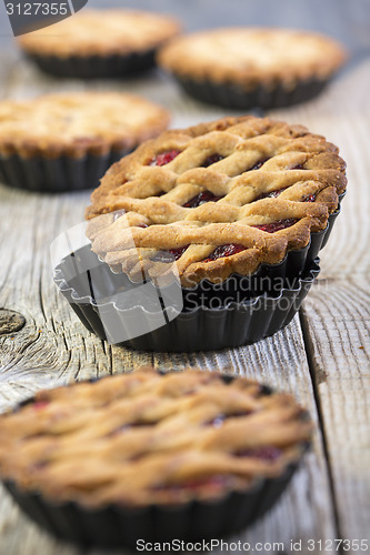 Image of Cake with hazelnut and raspberry jam.