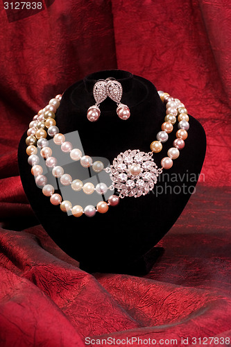 Image of Pearl necklace and earring