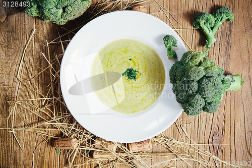 Image of Broccoli cream soup and ingredients