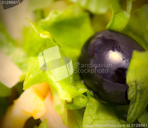 Image of black olives and lettuce