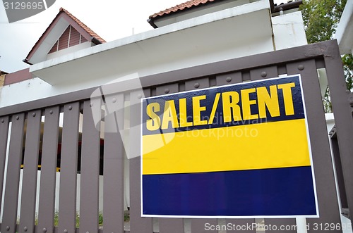 Image of Bulletin board with the inscription RENT or SALE